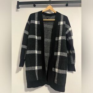 Banana Republic long black & white checked sweater with pockets. Size XS